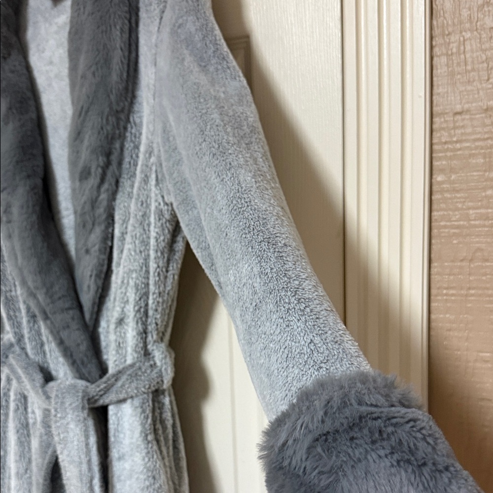 Secret Treasures Soft Gray Robe - Picture 6 of 12